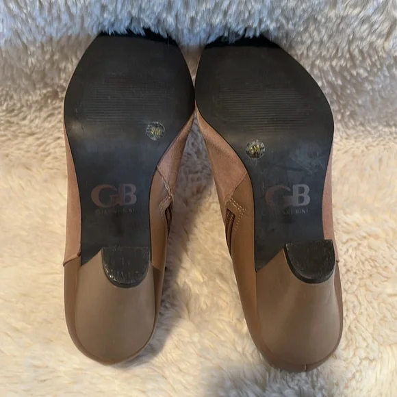 Gianni Bini ankle boots. Suede and leather. Size 9. Never worn. - Picture 5 of 10